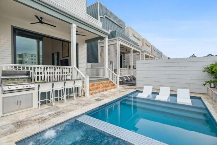 2 Designer Homes 14 Bedrooms Walk to St Charles