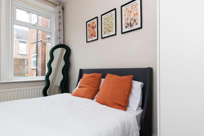 Bright & Comfortable 2-Bed Home 5 mins from Newcastle City Centre - Free Parking