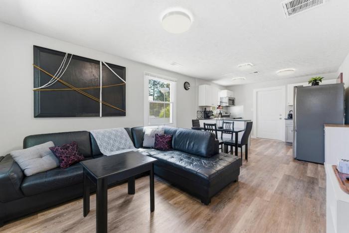 Comfortable 2 Bedroom Lounge Near Downtown Atl Sleeps 4 Free Parking