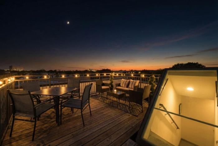 Chic Oak Lawn 2BR - Skyline Views & Resort Pool