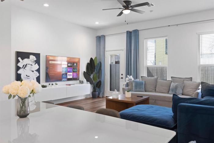 4BR Houston Home Sleeps 10 Near Downtown