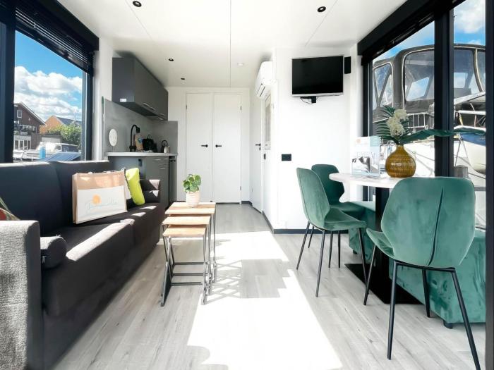 Unique Houseboat on Uitgeester Lake