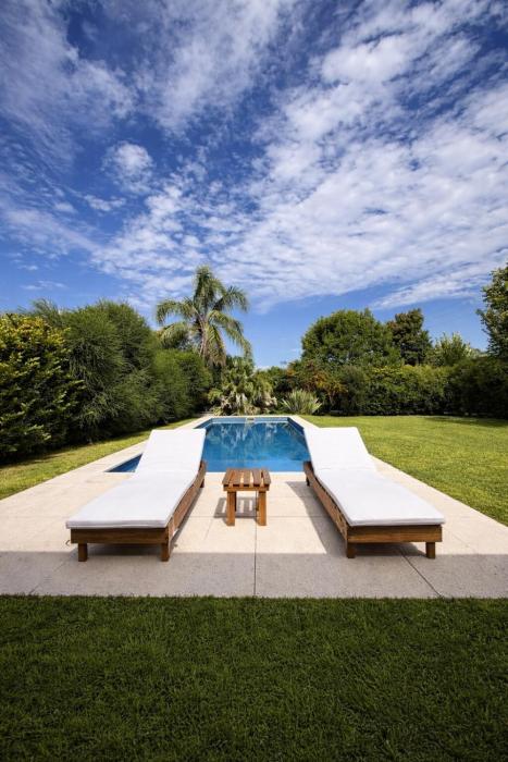 Casa con galería y parrilla techada