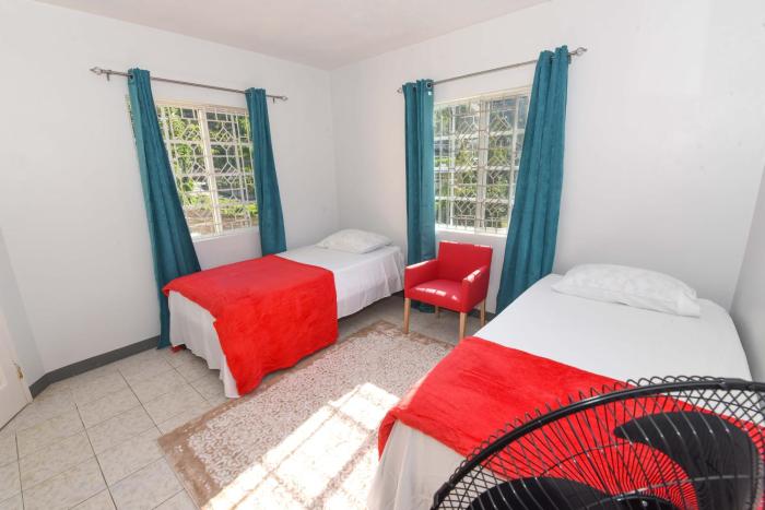 Comfy Seaview 2 Bedroom Apartment, Montego Bay, AC, Beach