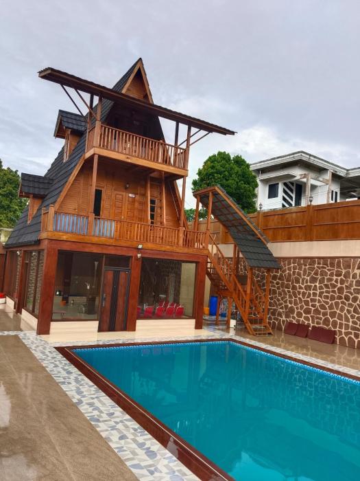 Rumah kayu Cikareo Antonio Monroe