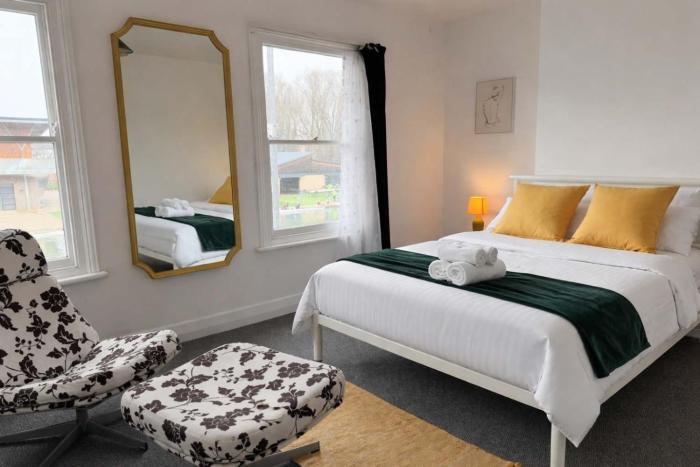LAZURITE 3BR, Garden, Log Burner, Riverside view