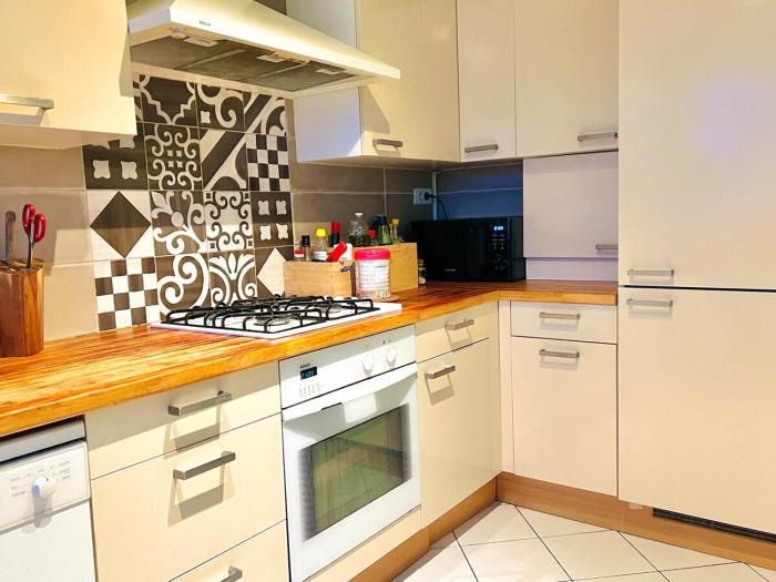 Cozy private room in grand appartement à côté Paris Métro 4 Montrouge