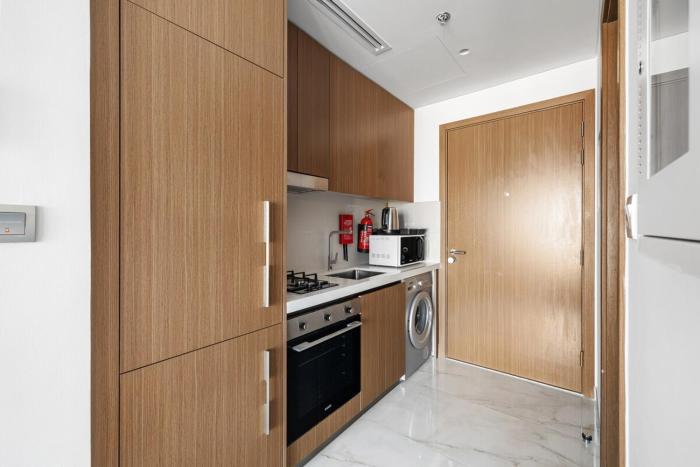 Modern Studio in Azizi Mirage with Pool & Gym access