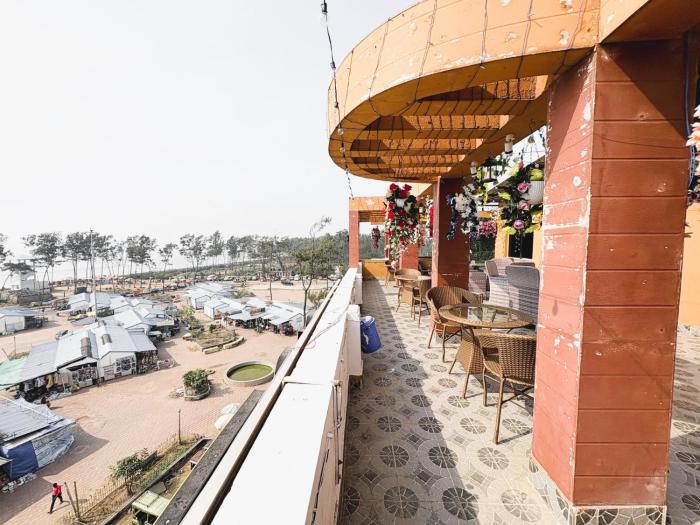 Small Boss Near Sea Beach