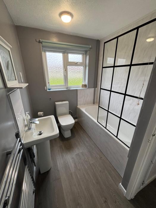 124, Three bed two storey chalet on Bermuda holiday park, Hemsby - Sleeps 7, bed linen and towels included with onsite entertainment and further entertainment close by - includes balcony