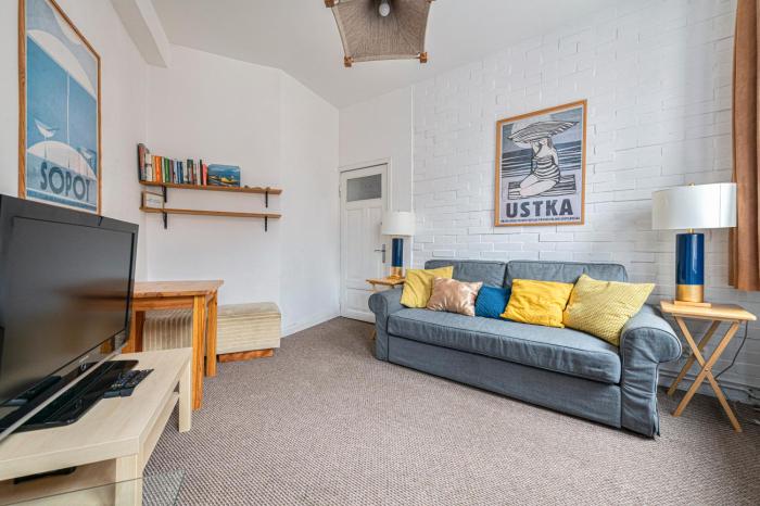 Zabytkowa kamienica przy plaży by NorthSide Apartments