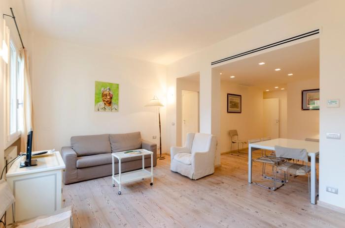 JOIVY Spacious Family Retreat - Two Apartments with Balcony