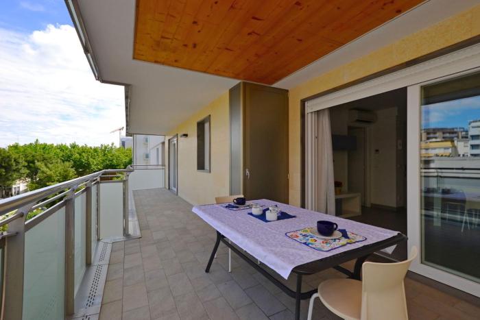 Beachside flat with spacious balcony