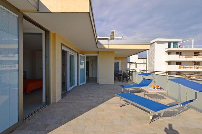 Penthouse with rooftop terrace and sea views