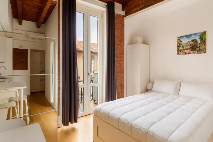 Elegant Oasis 10 min Central Station with Balcony e WIFI near M1 Rovereto