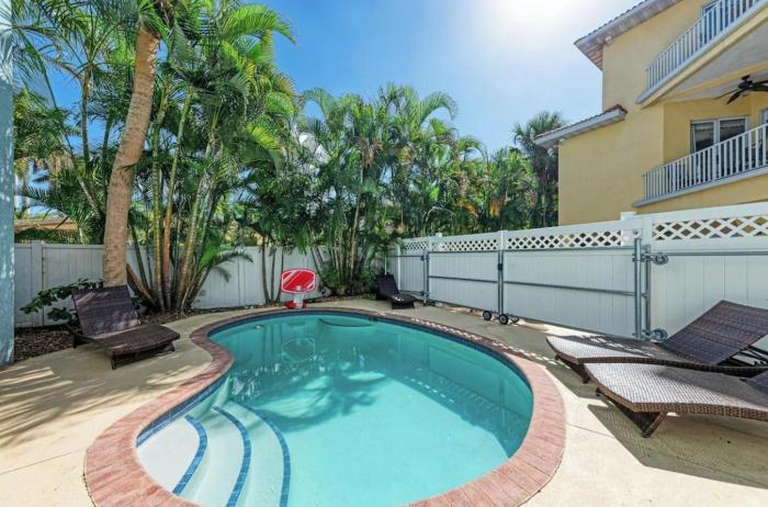 Flip Flop Inn - Dog Friendly, Pool, 1 Block to Beach
