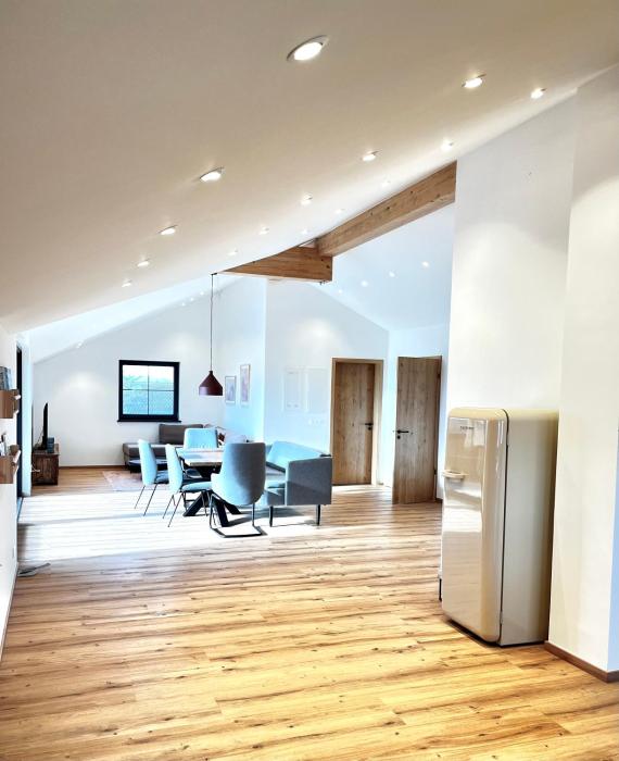 Moderne Wohnung mit Balkon auf dem Bauernhof