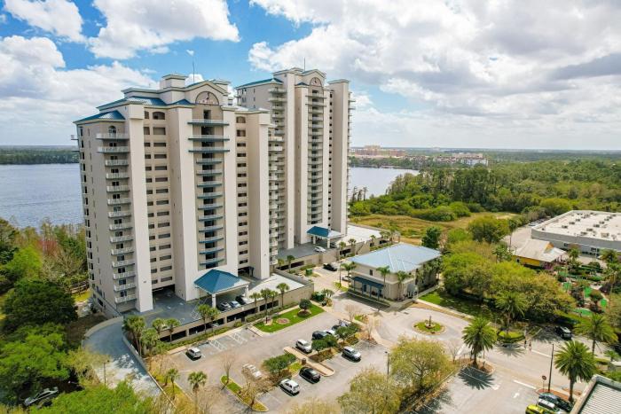 Lakefront condo with lake views, WiFi, central AC, pool, & hot tub — near Disney