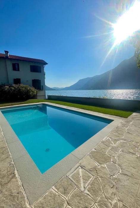 Villa rustica sul lago con piscina e molo privato