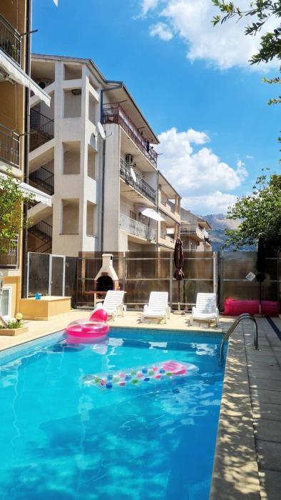 Mikuljan Apartments with Pool-5 min to Beach & Private Parking Included