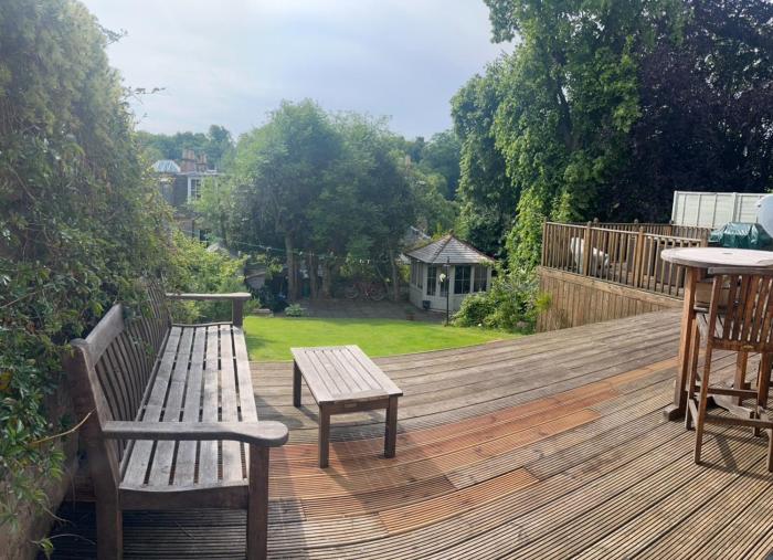 Small Private Guest cabin in lush green Dean area of Edinburgh