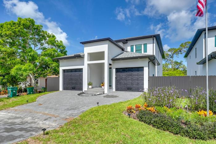 3 Mi to Naples Beach: Chic Group Getaway w Pools!