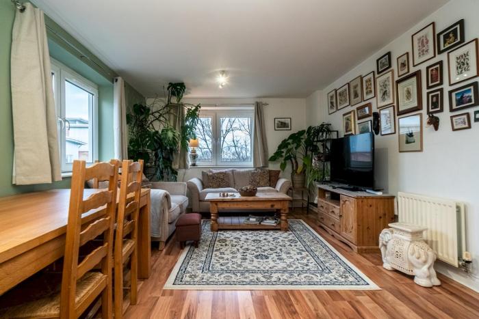 Charming 2BR w Balcony & Free Parking - Pass the Keys