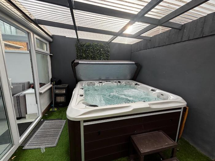 Semi Detached City Retreat - Jacuzzi - Pool Table - Driveway Parking