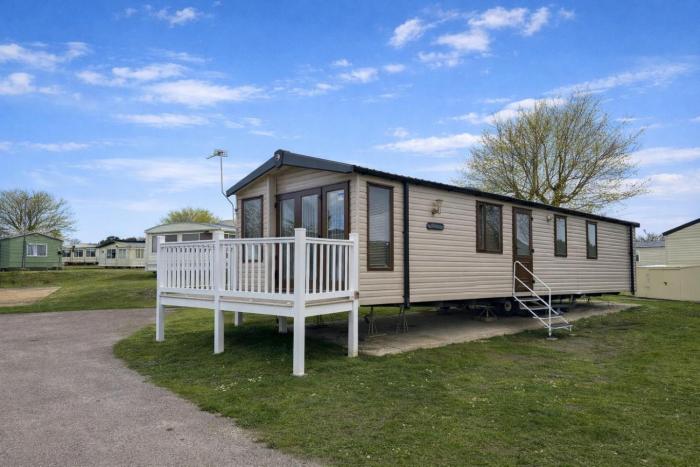 Lovely Caravan With Decking At Cherry Tree Park Norfolk Ref 70724C
