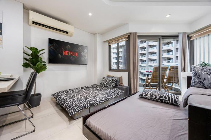 Studio for 5 at Tambuli Residences Garden View by Dominik Studio Apartment with Pool Access & Balcony in Mactan