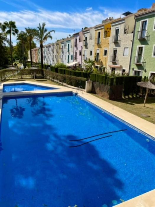 Relaxing Family Home with Pool - Close to Beach