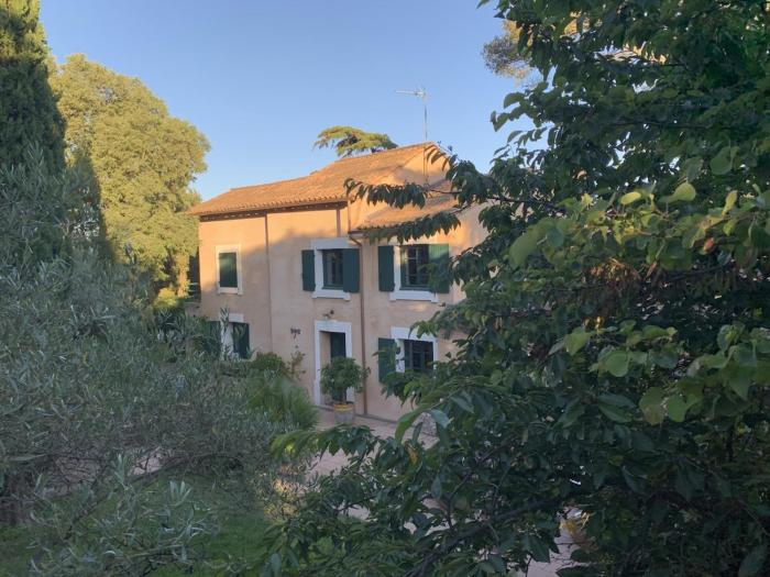 Mas provençal piscine 16 personnes proche centre de Nîmes