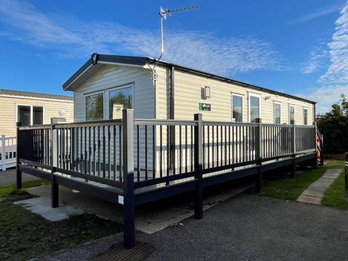 Dog-Friendly Caravan With Decking, Near To Scratby Beach Ref 50016Kc