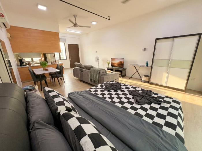 Mount Austin #Palazio A1 Spacious 2Pax Smart TV