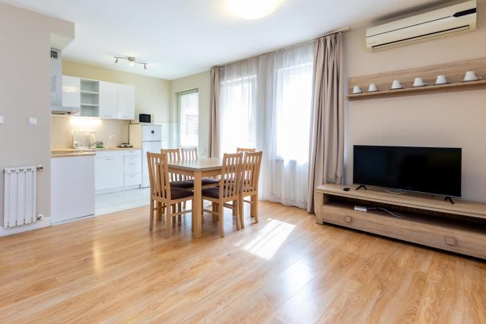 Prime Stay - Modern 2 Bedroom Family Apartment with Terrace & Parking Included