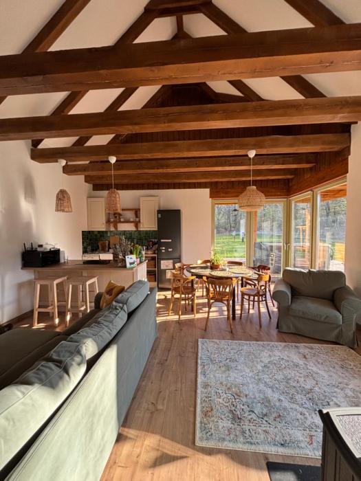 Erdő mellett lebzselő