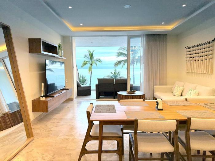 Oceanfront 10 steps of Sandy Beach