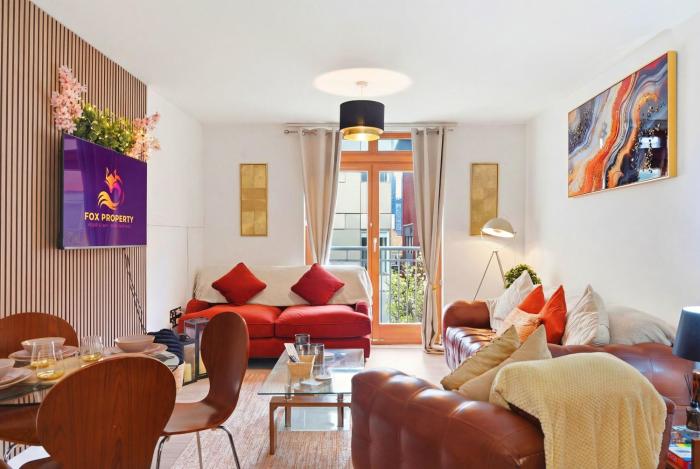 Elegant Canalside 2BR Mailbox stay with Free Parking - Sleeps 6