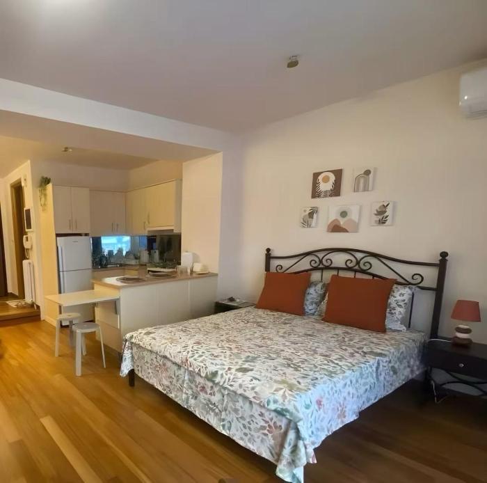 Sunny & Stylish Studio of Acropolis - ideal for longer stays