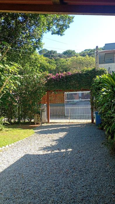 Refúgio verde na praia cachoeira