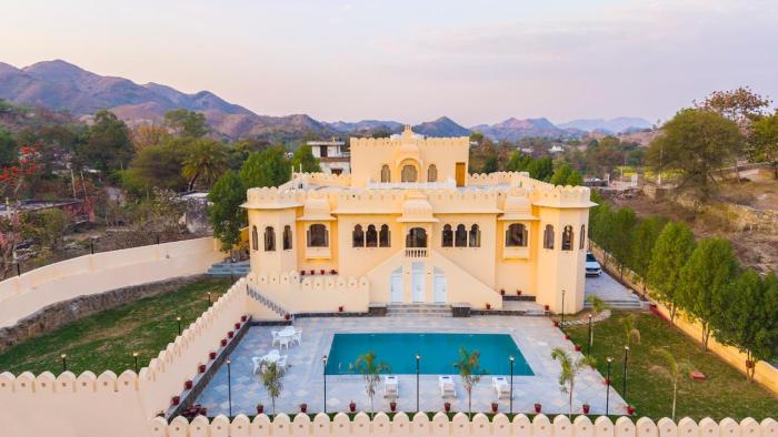 Royal Rajasthani Haveli with Private Pool by Ozy Stays