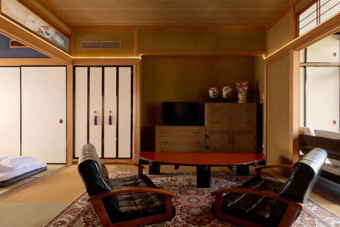 Top Floor Suite - Balcony View - Higashi Chaya Area