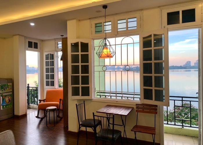 Penthouse apartment with lake view 2