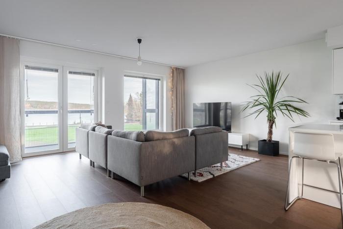 110m2, Lake view, free parking hall,sauna, AC
