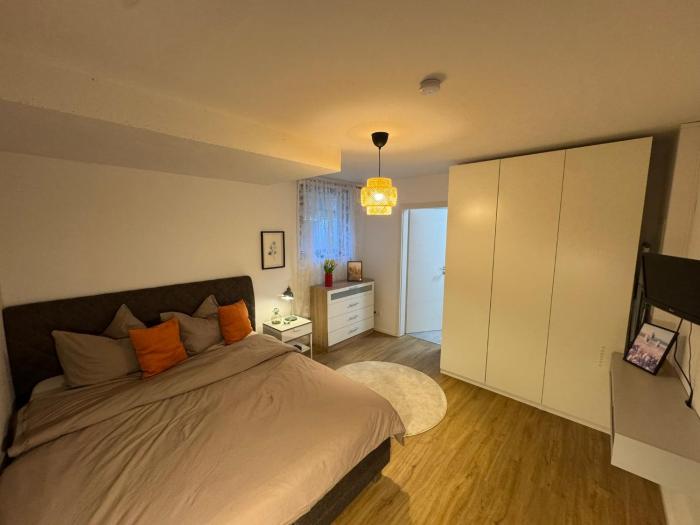 Schöne Wohnung mit eigenem Eingang Souterrain