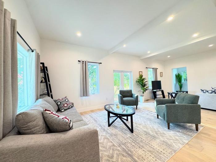 Modern Home in Hip Highland Park - Walk to Shops