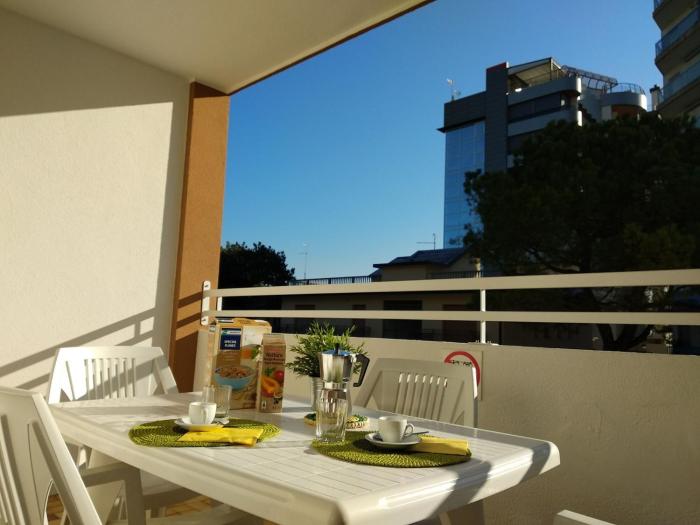 Flat with parking near the beach