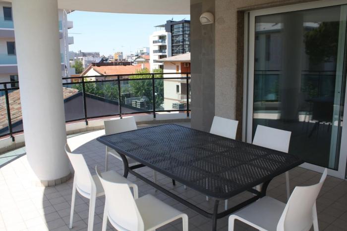 Modern flat 80 mt from the beach