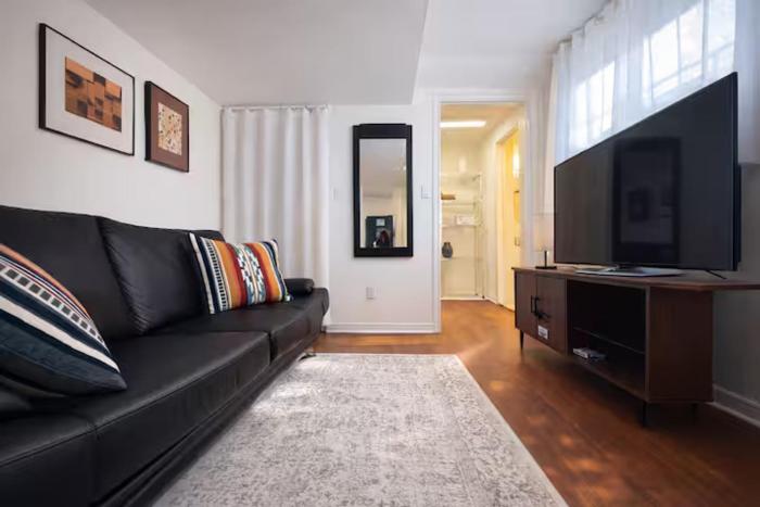Prime Downtown Toronto - Cozy 1BR - Private Entry