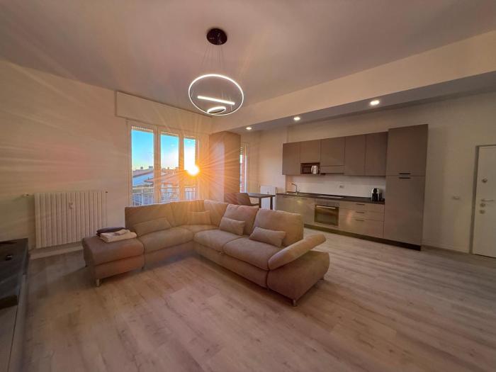 Modern & Chic, 3 Bedrooms, 2 Baths and Balcony
